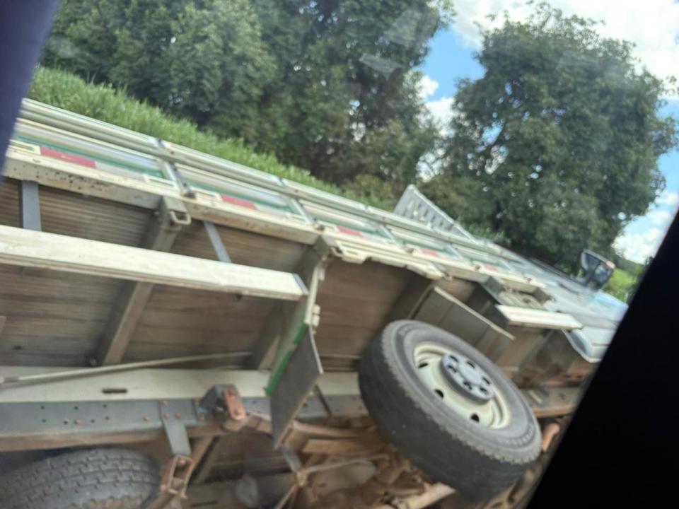 Foto 7 de 9 — URGENTE: Acidente entre caminhões interdita SP-255 entre BES e Araraquara